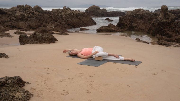 Yoga-Twist am Strand mit Bärbel