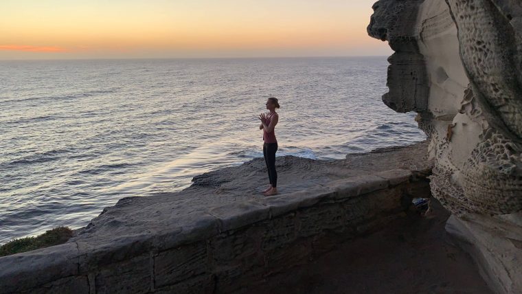 Bärbel von YOGAMOUR praktiziert Yoga am Strand von Sydney